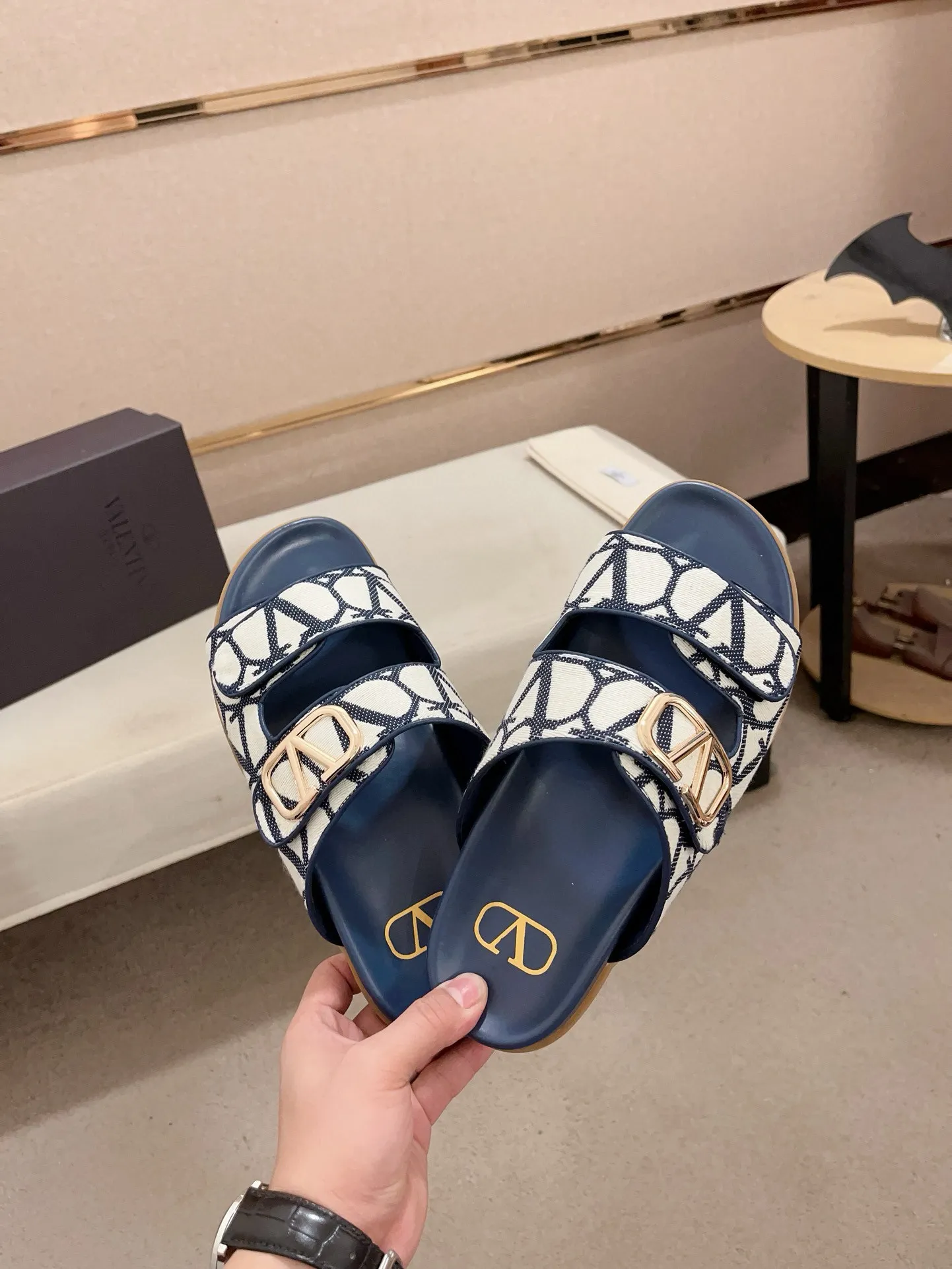 Men's shoes💰: 440💰[Valentino] New men's boutique slippers, counter quality, classic plaid, the actual workmanship is quite complex🔰The uppers are made of imported fabrics➕🐑Sheepskin lining, which tests the craftsman's craftsmanship➕original PU outsole. Size: 38-44 (45 can be customized, non-refundable)
